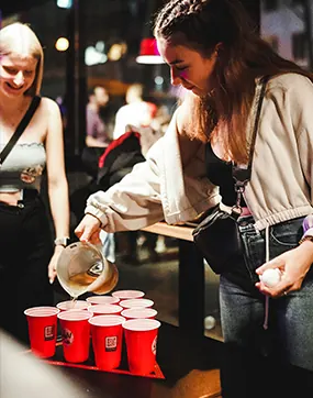 Beerpong in der Düsseldorfer Altstadt