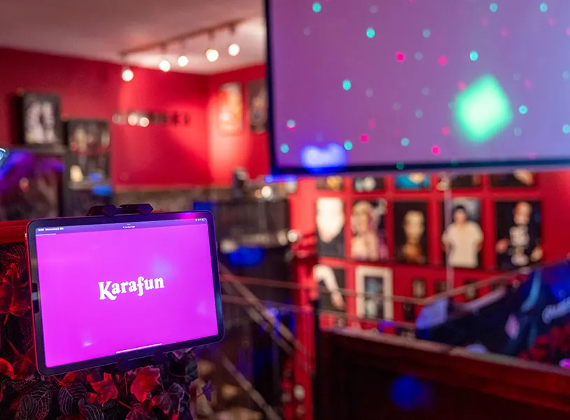 Songauswahl per Tablet und Karaoke-Leinwand