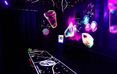 Neon-Lounge mit Beerpong-Tisch