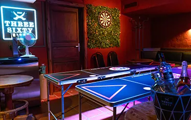 Private Room mit Beerpong-Tischen, Dartscheibe und Karaoke in der Düsseldorfer Altstadt