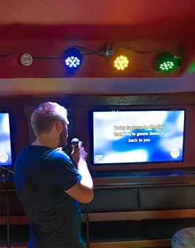 Gast singt Karaoke im Private Room
